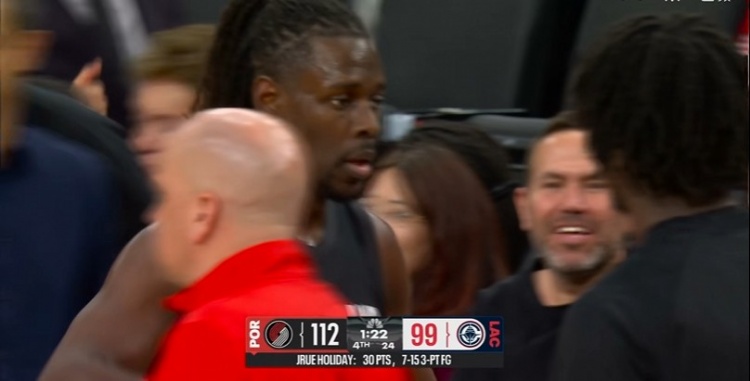 天博体育官方入口-霍勒迪三分飚中杀死比赛 最后80秒卢指导换上替补宣告投了